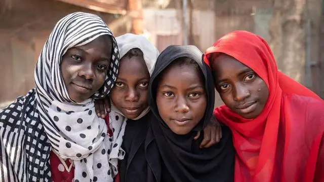 غرف طوارئ وتكايا وتطبيقات تحويل: كيف يعيش السودانيون الحرب المستمرة منذ أعوام؟