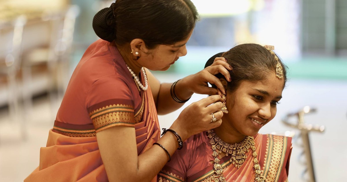 الذهب يتراجع مع ارتفاع الدولار وترقُّب «محادثات السلام» في إسلام آباد