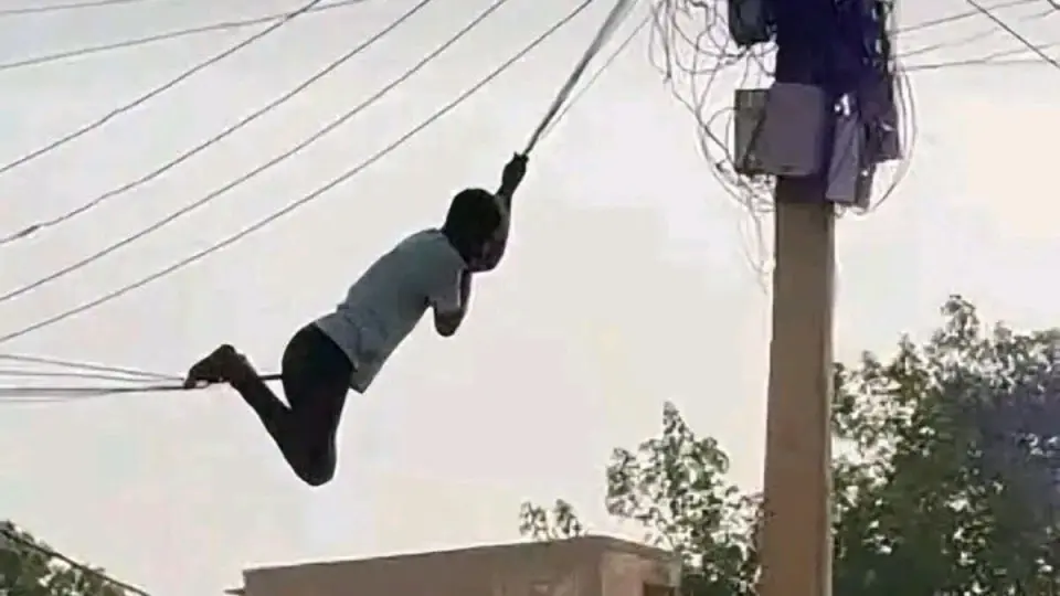 محاولة انتحار تهز كسلا السودانية.. إنقاذ شاب وضربه بعد نجاته