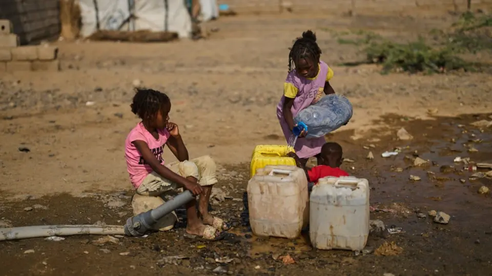 العطش يضرب مدناً سودانية.. وسكانها يلجؤون لمصادر مياه غير آمنة