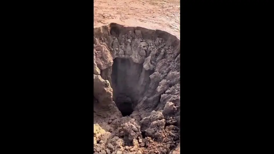 هبوط أرضي مفاجئ شغل السودانيين.. وهيئة الأبحاث توضح