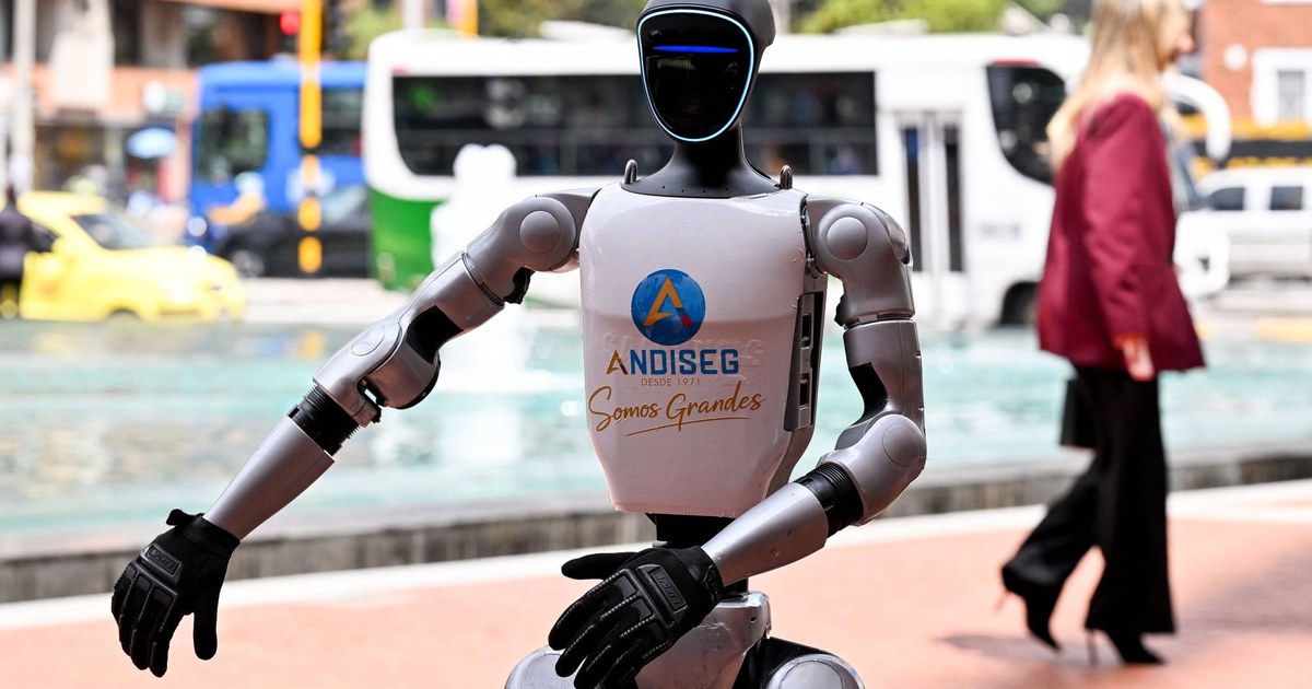 فيديو: روبوت يرتدي «رولكس» يطارد الخنازير البرية... ويخطف أضواء وارسو