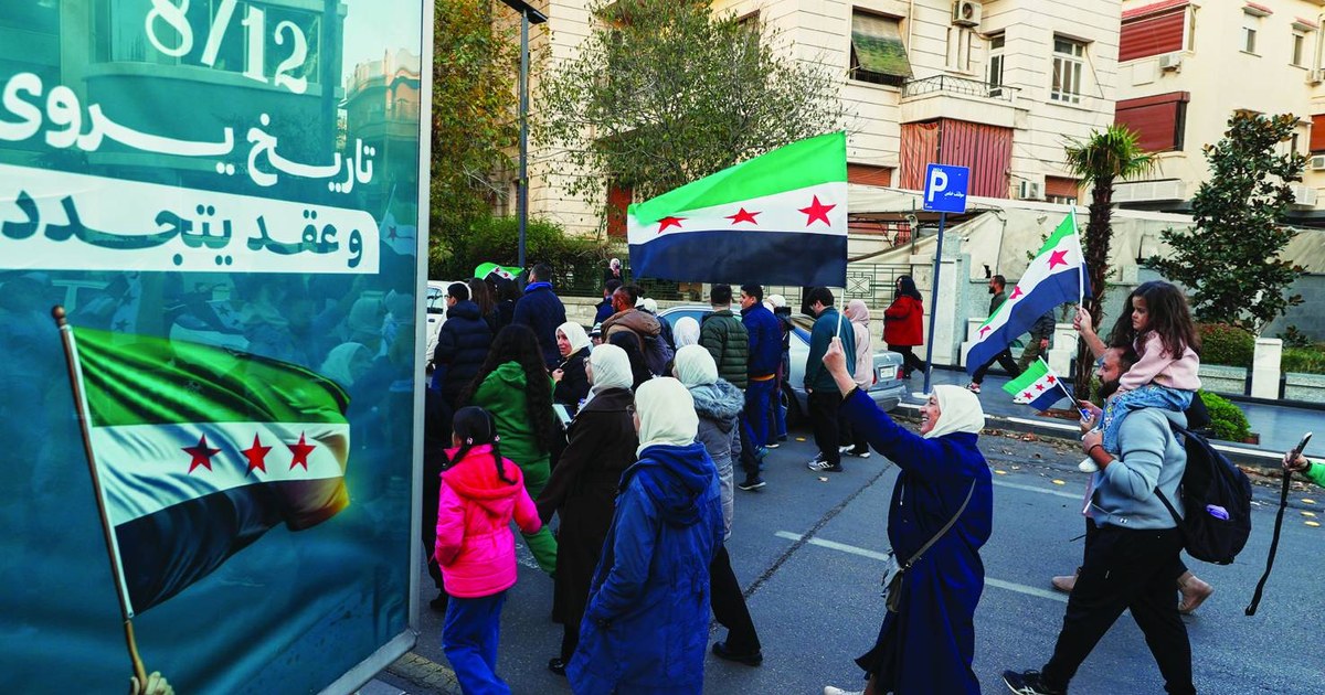 السوريون يحتفون بذكرى عودة سوريا وهروب الأسد