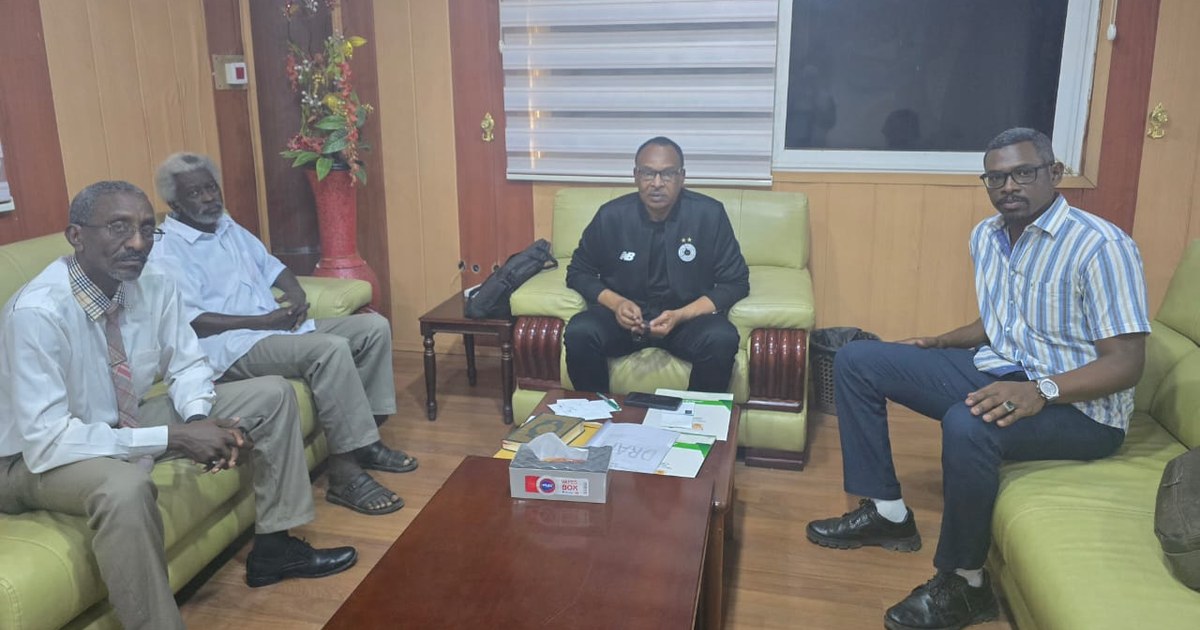 وزير الشباب والرياضة يبحث مع وفد الاتحاد السوداني لكرة القدم المصغرة تدشين الأنشطة الرسمية