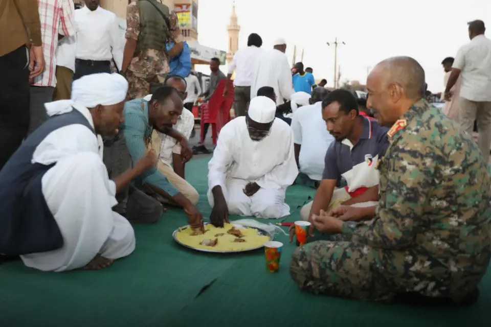 في الشوارع ومراكز الإيواء.. رمضان يقاوم الحرب في السودان