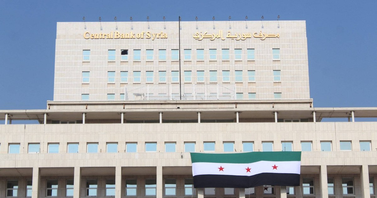 ملفات ساخنة تختبر حاكم «المركزي» الجديد في سوريا