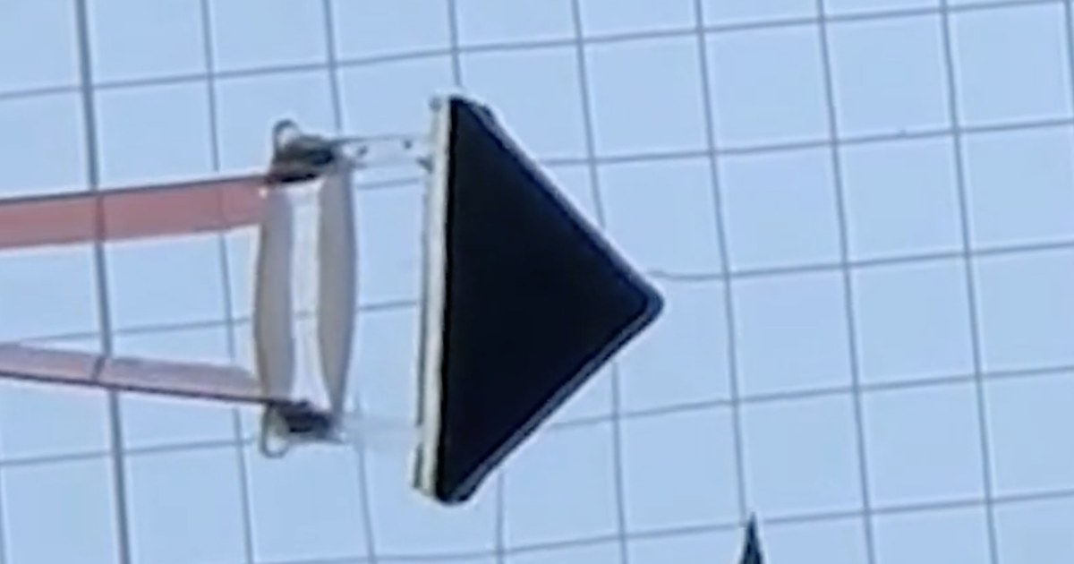 روبوت سبّاح بعضلات مخبرية يتدرّب ذاتياً