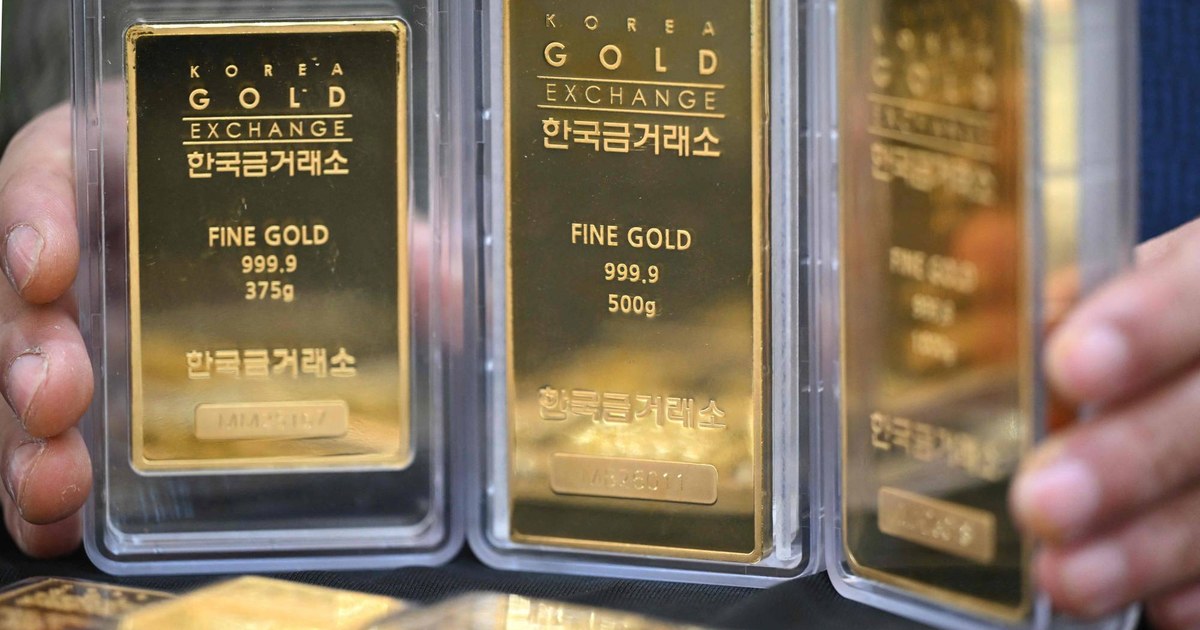 الذهب يقفز بأكثر من 2 % مع ضعف الدولار وآمال السلام في الشرق الأوسط