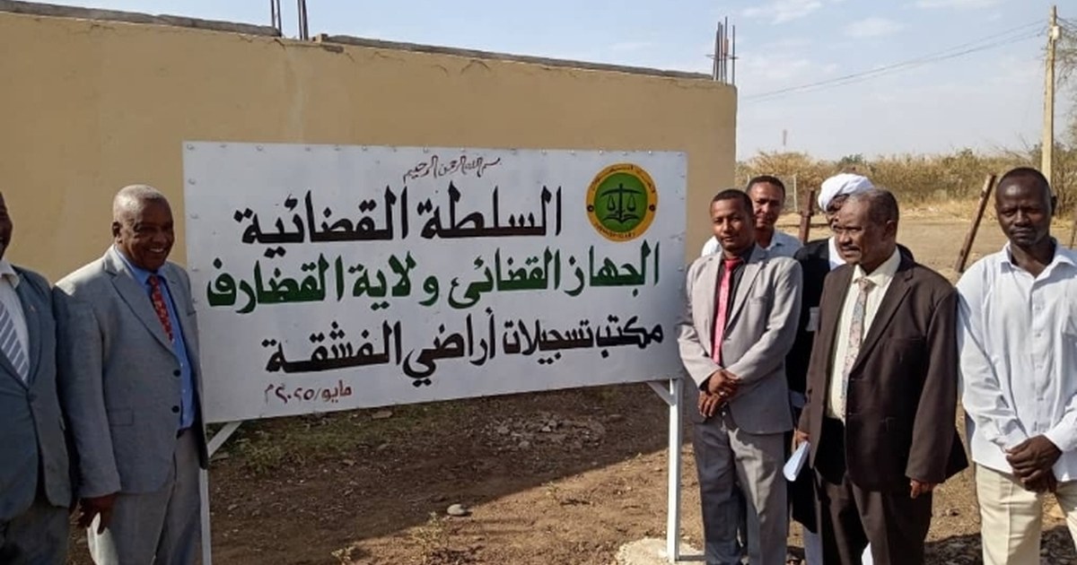 المسجل العام للأراضي يتفقد مكاتب تسجيلات الأراضى بالجهاز القضائى بالقضارف