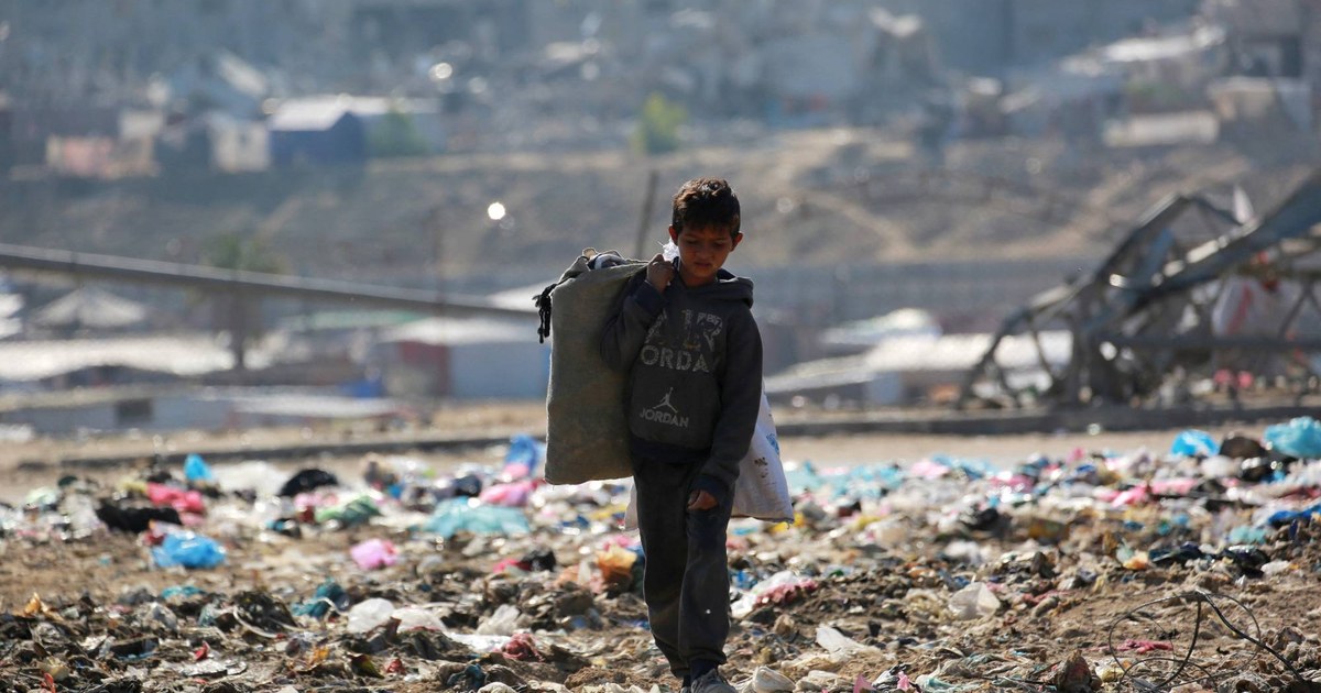 أهالي غزة بين ثالوث الجوع والفقر والمرض... والعالم يحصي «العقود الضائعة»