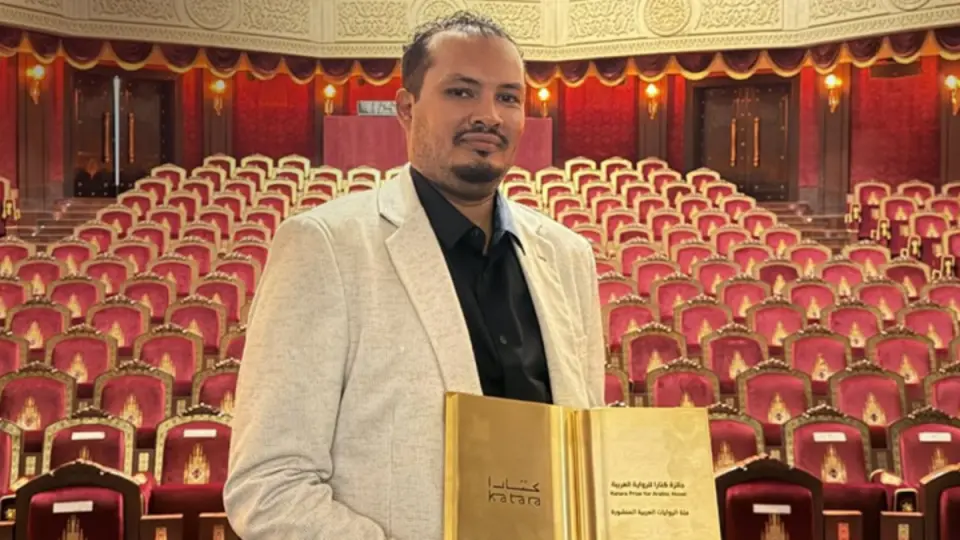 "كتبت لأنتقم".. سوداني حوّل مأساة مكتبته المحترقة إلى رواية متوّجة