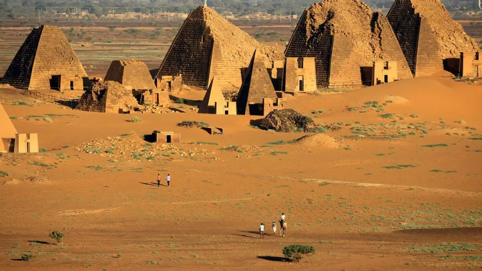 "الأحجار تتساقط".. أهرامات مروي بالسودان تواجه الانهيار