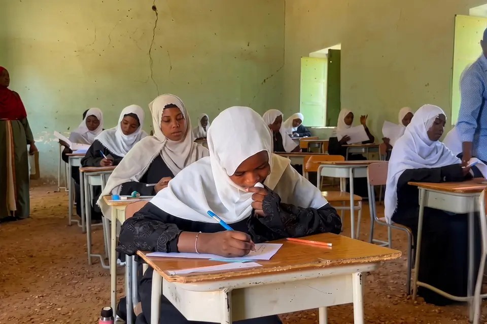 طالبات السودان يخاطرن بحياتهن للوصول لامتحان الثانوية