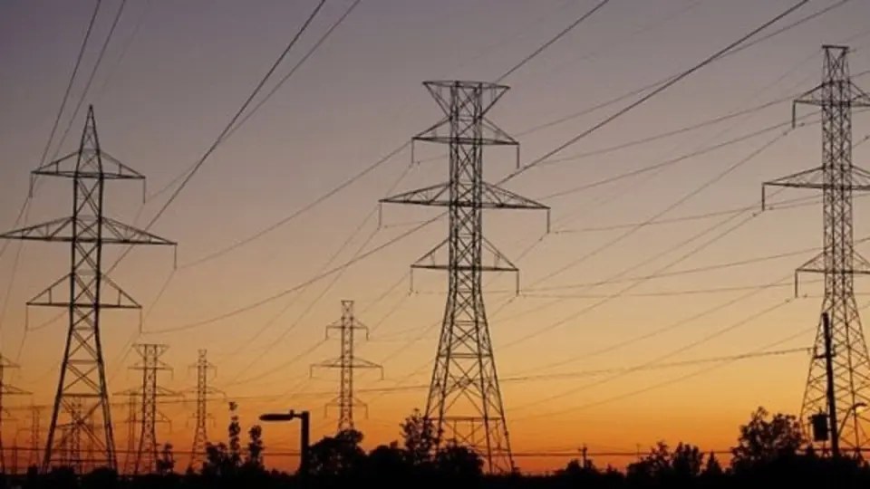 حر لافح وبرمجة قاسية.. أزمة الكهرباء تشغل السودانيين