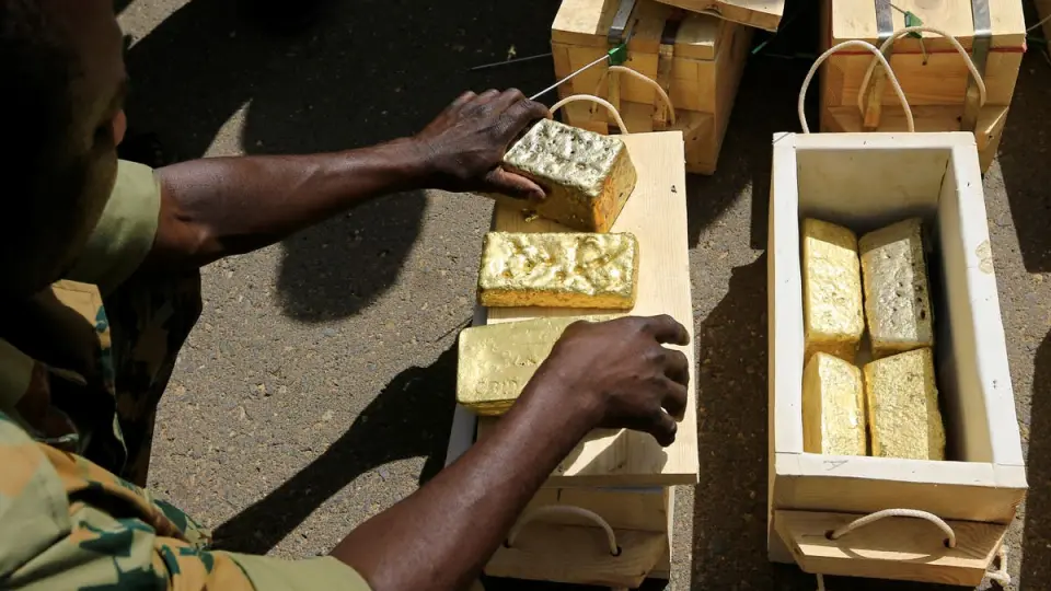 بنك السودان يتحرك لتنظيم السوق عبر شراء الذهب بسعر محدد