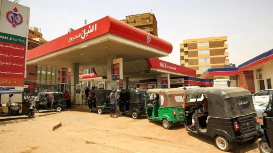الوقود يرهق السودانيين مجددا.. عودة الطوابير والسوق السوداء