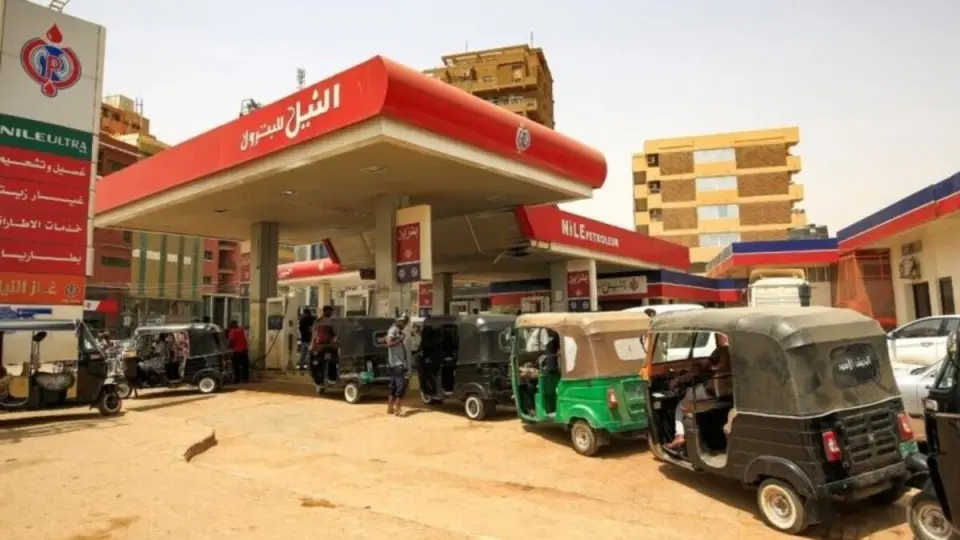الوقود يرهق السودانيين مجددا.. عودة الطوابير والسوق السوداء