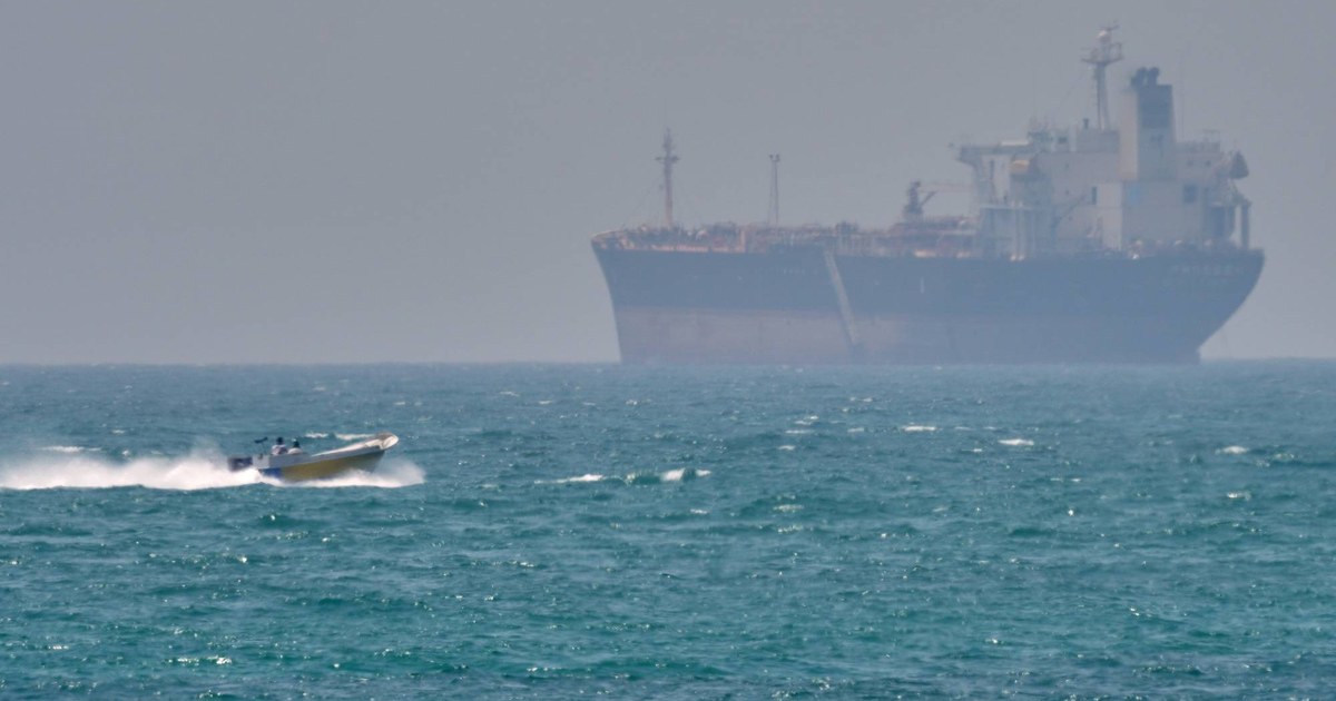 «مخنق التخزين»: إيران «تغرق» في نفطها وتلجأ إلى الصهاريج المتهالكة