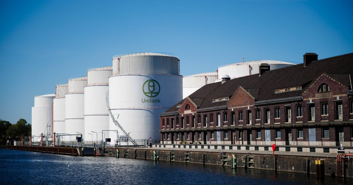 النفط يواصل مكاسبه ويخترق حاجز 103 دولارات وسط تعثر محادثات السلام