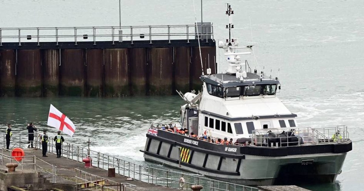 اعتقال سوداني في بريطانيا بعد مقتل 4 أشخاص أثناء عبور القنال الإنجليزي