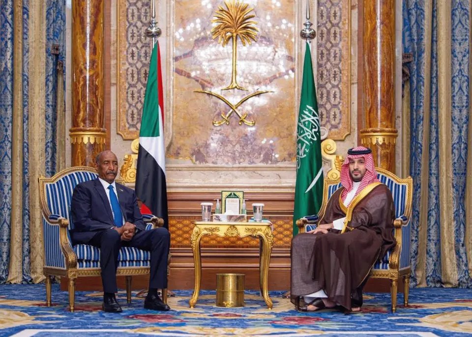بن سلمان يلتقي البرهان ويبحث معه أزمة السودان وأمن المنطقة