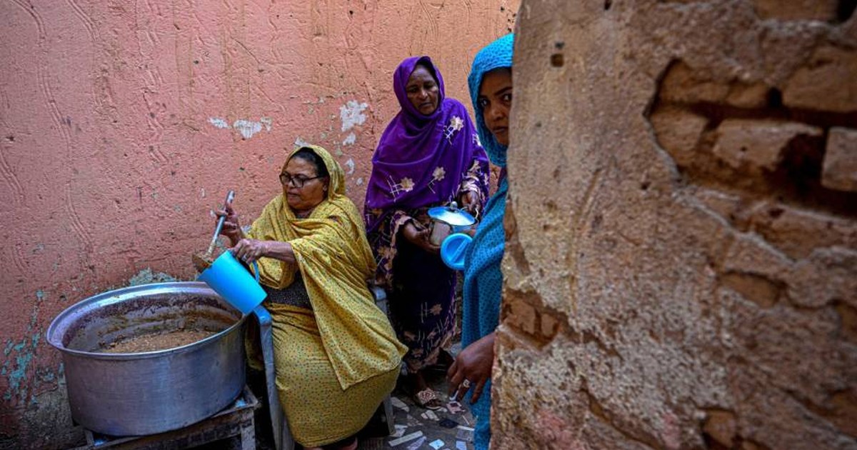 بين القصف والموت... حكايات متطوعين في شوارع الخرطوم