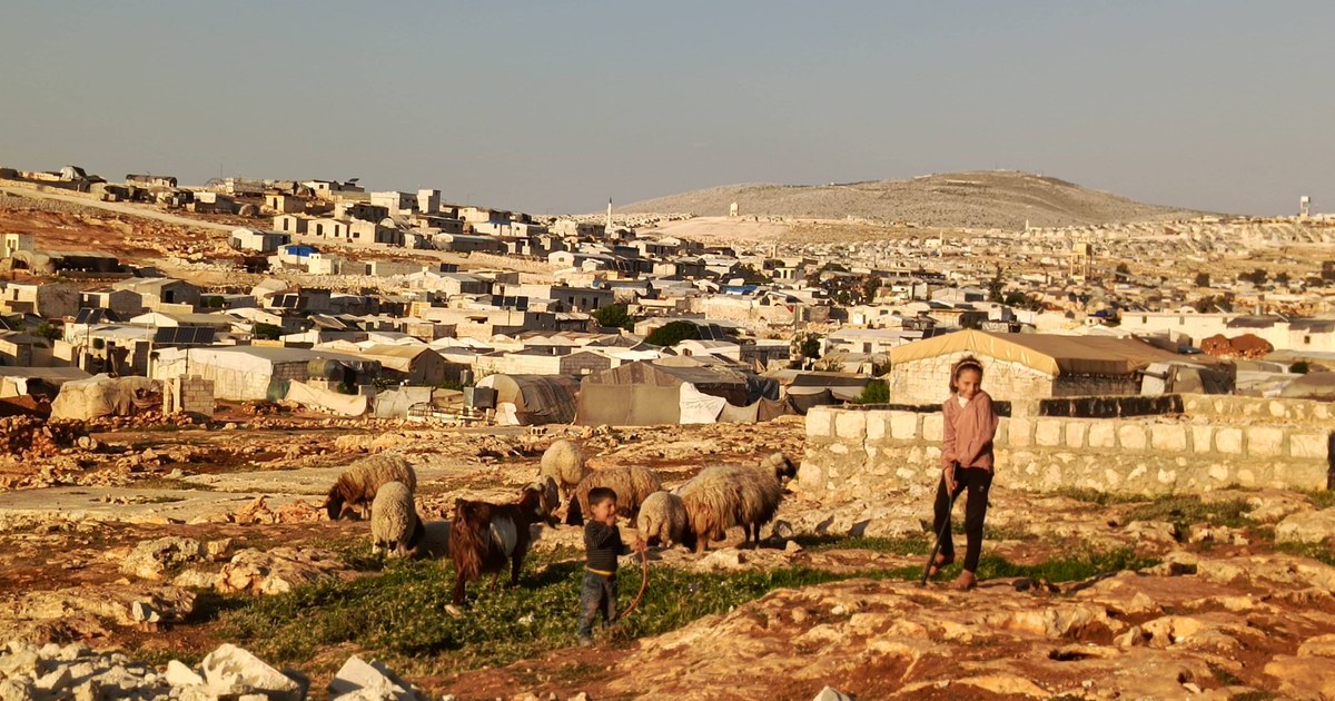 سكان مخيمات إدلب السورية... منسيّون ينتظرون إعماراً لا يأتي