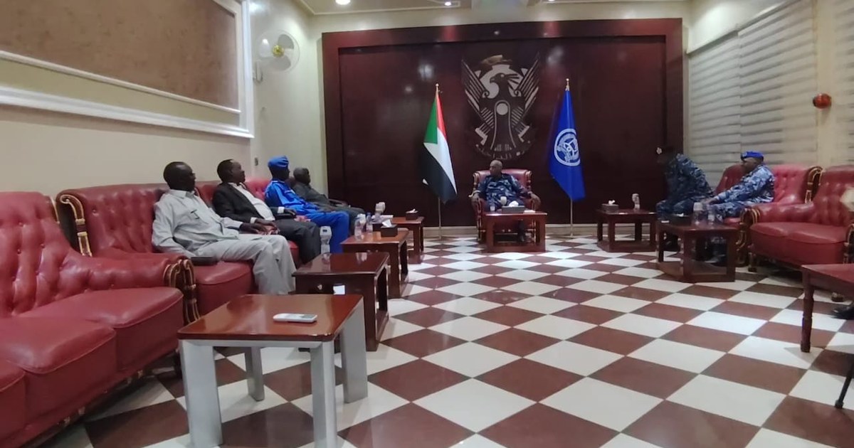 وزير الداخلية يبحث مع والي شمال دارفور أوضاع الشرطة واستخراج الأوراق الثبوتية للنازحين