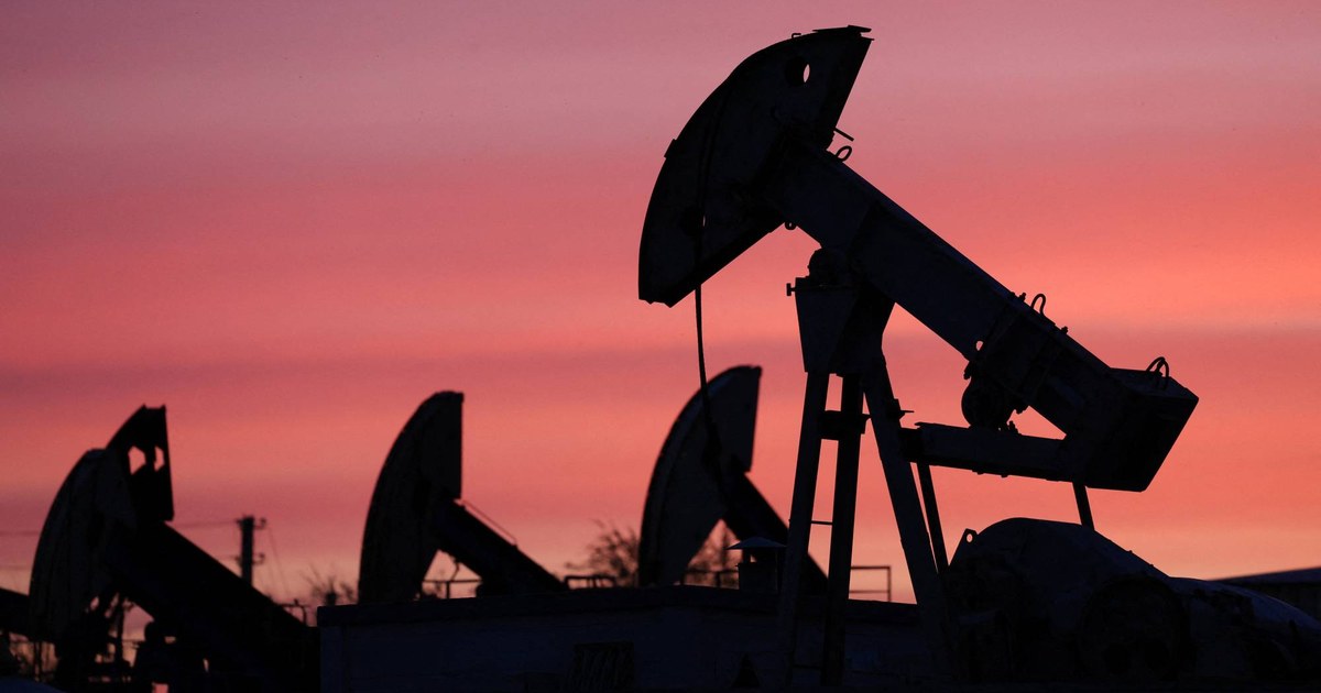 النفط يقفز 3 % مع تعثر جهود السلام وتصاعد التوترات في مضيق هرمز